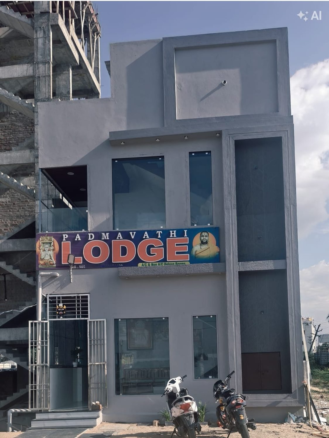 Front view of the lodge in Mantralayam